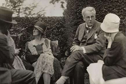 Walter de la Mare, Bertha Georgie Yeats (née Hyde-Lees), William Butler Yeats, unknown woman, summer 1930; photo by Lady Ottoline Morrell