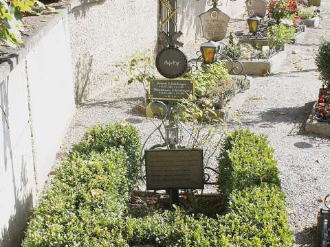 Annemarie and Erwin Schrödinger's gravesite; above the name plate Schrödinger's quantum mechanical wave equation
