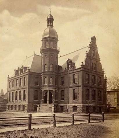 Yale's Sloane Physical Laboratory, as it stood between 1882 and 1931 at the current location of Jonathan Edwards College. Gibbs's office was on the second floor, to the right of the tower in the picture.