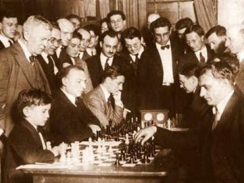 Reshevsky playing chess in 1922