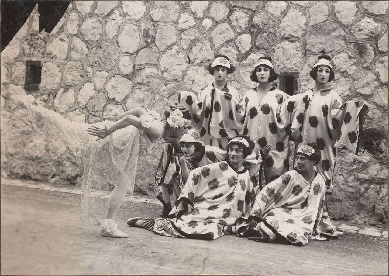 Le Chant du Rossignol, Tamara Karsavina with dancers. Costume designs by Matisse, 1920