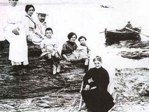 The Dalí family in 1910: from the upper left, aunt Maria Teresa, mother, father, Salvador Dalí, aunt Caterina (later became the second wife of father), sister Anna Maria and grandmother Anna