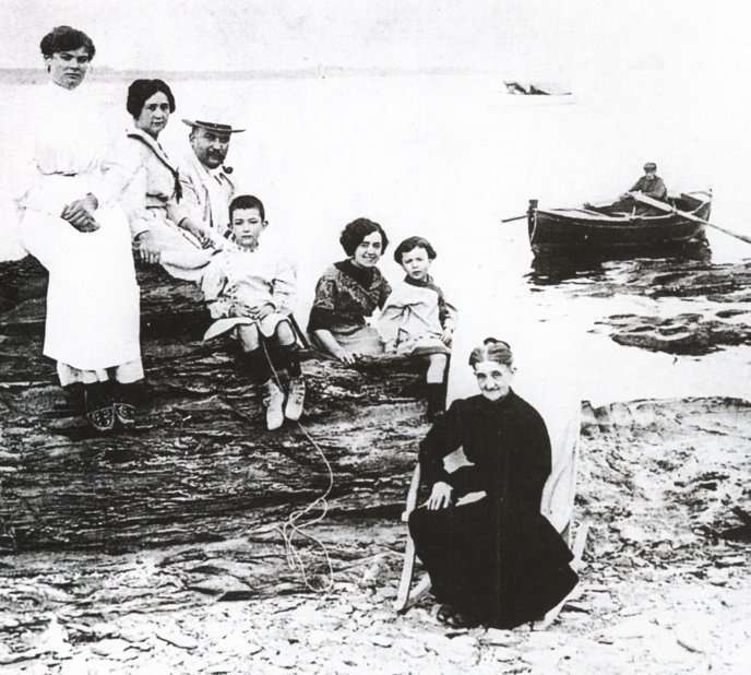 The Dalí family in 1910: from the upper left, aunt Maria Teresa, mother, father, Salvador Dalí, aunt Caterina (later became the second wife of father), sister Anna Maria and grandmother Anna