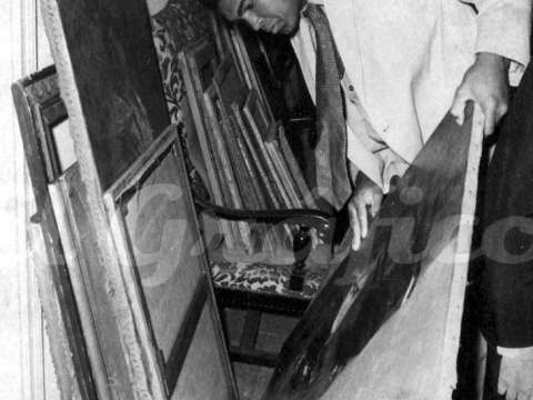Ali in an art gallery during his visit to Argentina in 1971