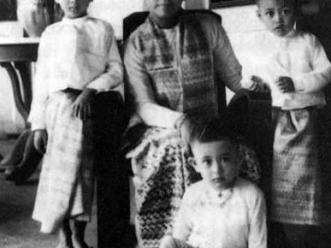 A portrait of Khin Kyi and her family in 1948. Aung San Suu Kyi is seated on the floor.