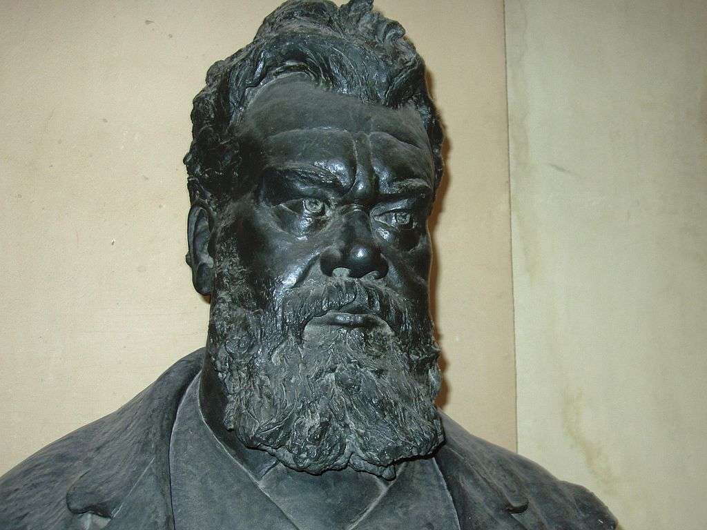 Boltzmann's bust in the courtyard arcade of the main building, University of Vienna.