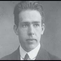 Niels Bohr: At the Crossroads of History