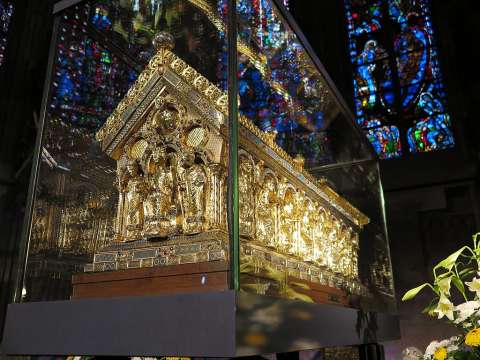 Frederick II's gold and silver casket for Charlemagne, the Karlsschrein