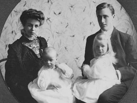 Eleanor and Franklin with their first two children, 1908