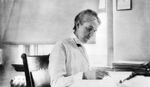 Leavitt working at her desk in the Harvard College Observatory
