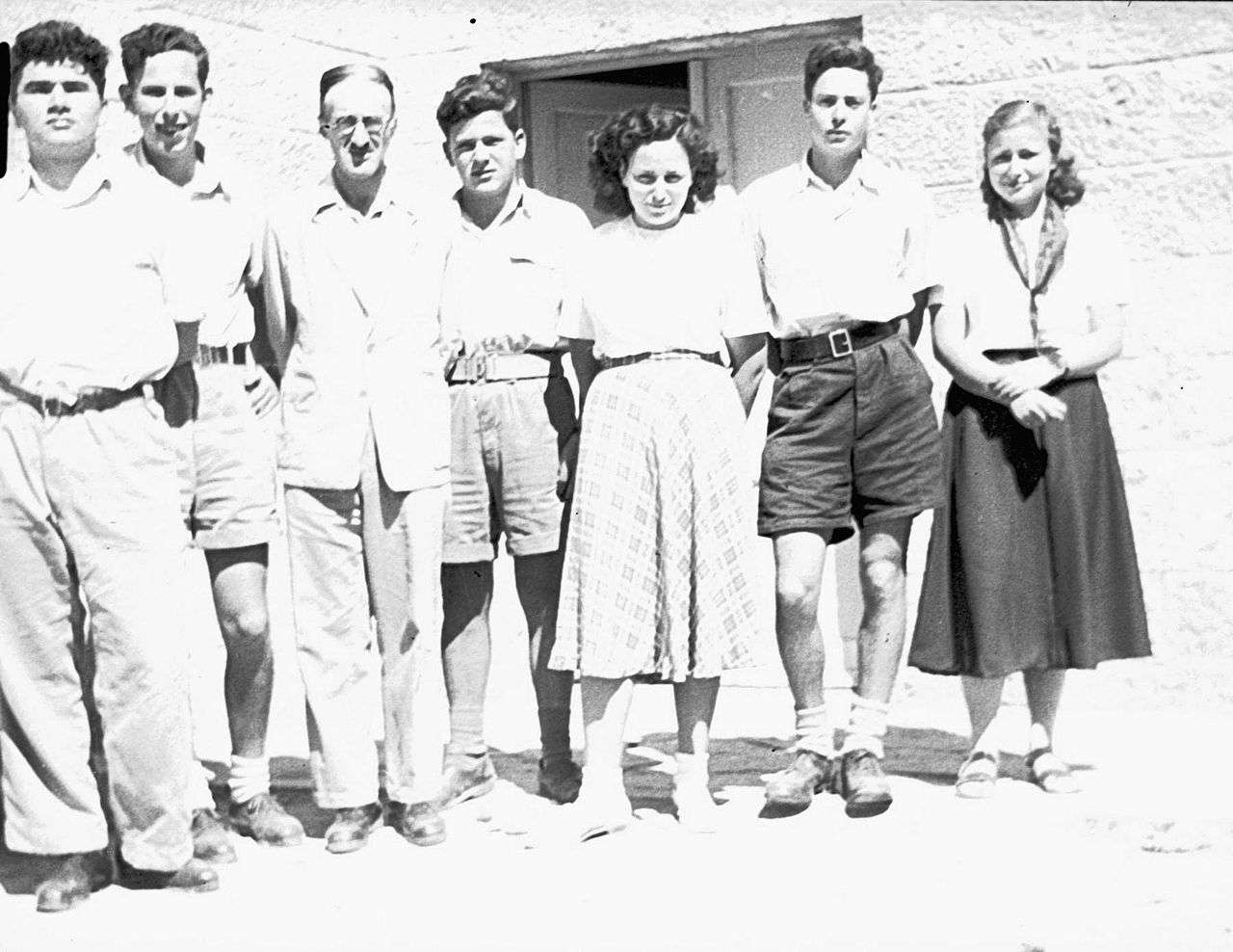  Leibowitz (third from left) with students at Tichon Beit Hakerem, 1947.