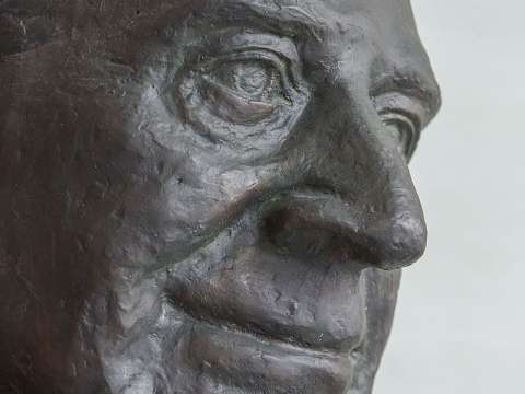 Popper bust in the Arkadenhof of the University of Vienna