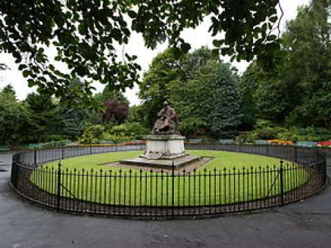 The memorial of William Thomson, Baron Kelvin in Kelvingrove Park next to the University of Glasgow
