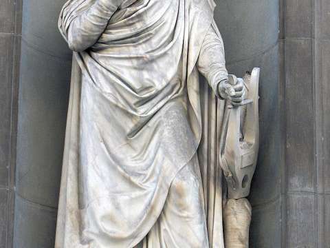 Statue of Dante at the Uffizi