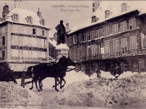 N° 9 de la place dans le centre ville de Langres: in the background on the right side the birthplace of Denis Diderot