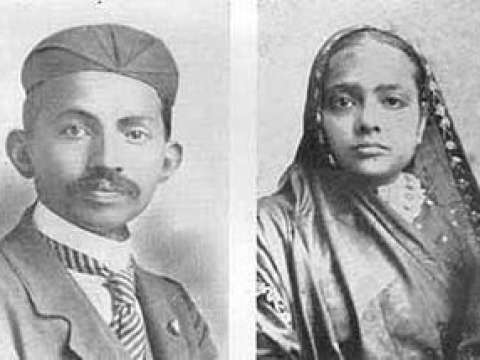 Gandhi (left) and his wife Kasturba (right) (1902)