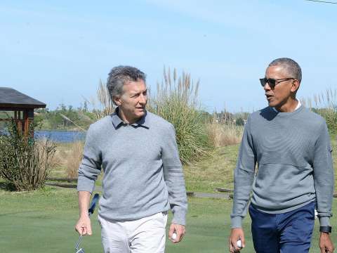 Obama playing golf with the President of Argentina Mauricio Macri, October 2017