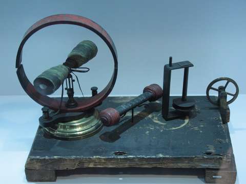 An electric motor presented to Kelvin by James Joule in 1842. Hunterian Museum, Glasgow.