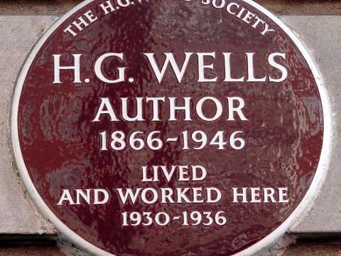 Plaque by the H. G. Wells Society at Chiltern Court, Baker Street in the City of Westminster, London, where Wells lived between 1930 and 1936