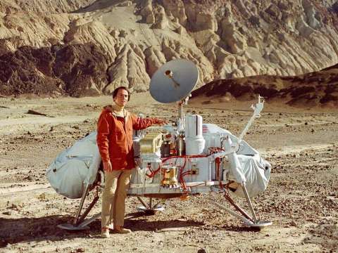  Sagan with a model of the Viking lander that would land on Mars. Sagan examined possible landing sites for Viking along with Mike Carr and Hal Masursky.