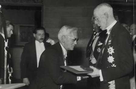 Sir Alexander Fleming (centre) receiving the Nobel prize from King Gustaf V of Sweden (right) in 1945