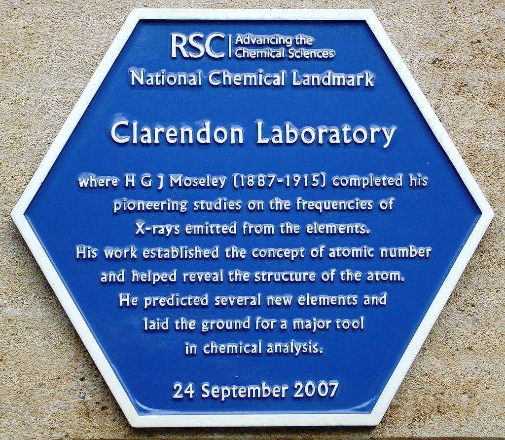 Blue plaque erected by the Royal Society of Chemistry on the Townsend Building of the Clarendon Laboratory at Oxford in 2007