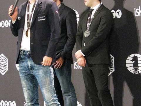 Carlsen at the FIDE World Rapid Championship 2015 award ceremony