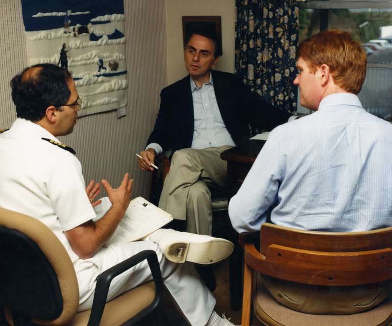 Sagan (center) speaks with CDC employees in 1988.