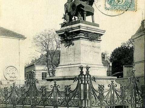  Antonin Mercié's statue of Thiers in Saint-Germain-en-Laye (about 1900).