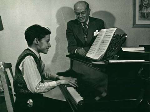 Gould with his teacher, Alberto Guerrero, at the Royal Conservatory of Music in Toronto, in 1945.