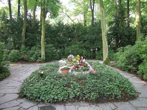 The Wagner grave in the Wahnfried garden; in 1977 Cosima's ashes were placed alongside Wagner's body