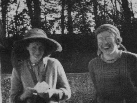 Virginia Stephen (L) with Katherine Cox, Asham 1912