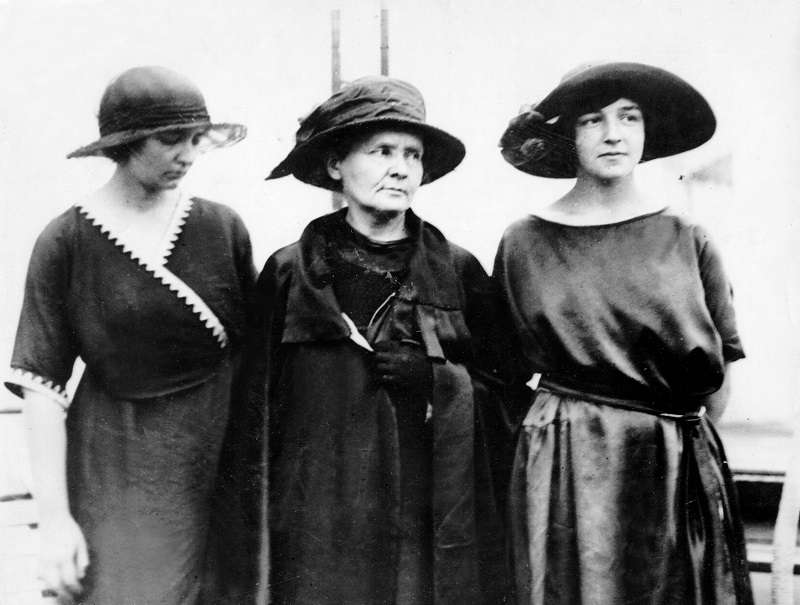 Irène and her mother and sister Ève Curie
