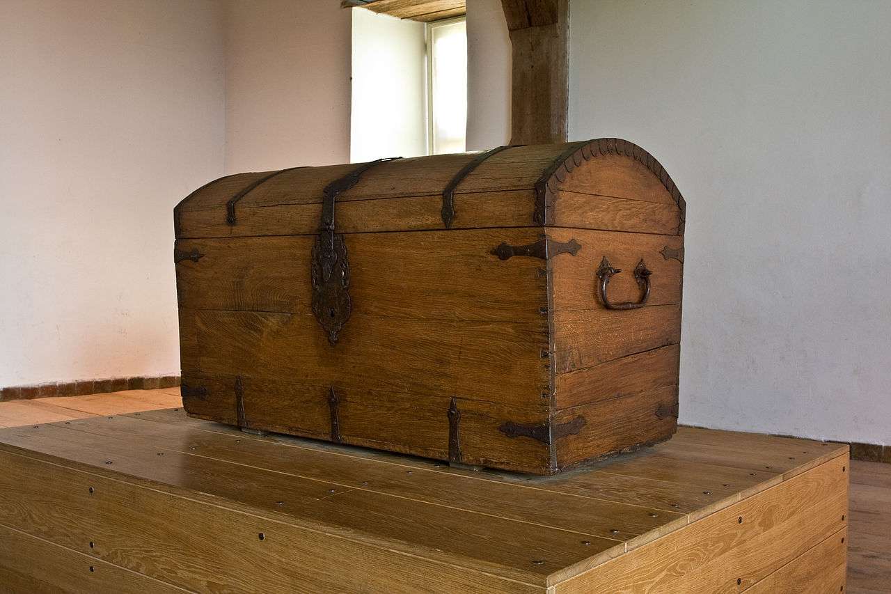 A book chest exposed at Loevestein, presumably in which Grotius escaped in 1621