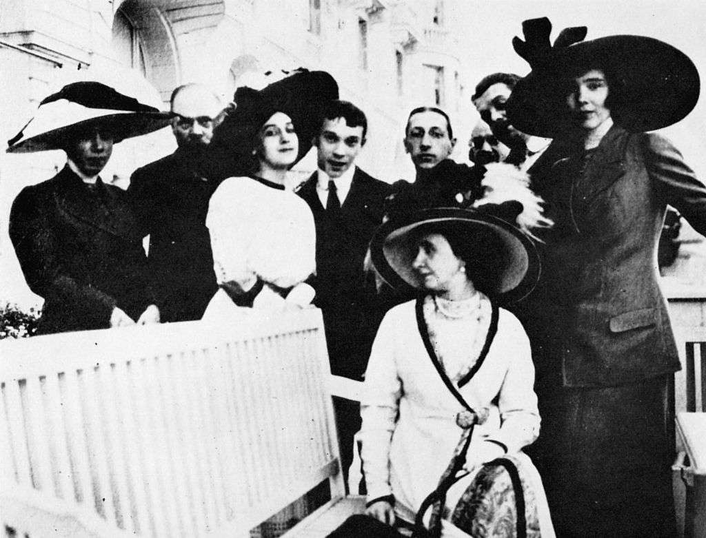 Group of supporters and members of the Ballets Russes in 1911