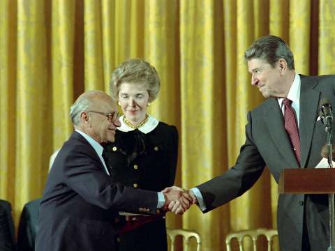 Friedman receiving the Presidential Medal of Freedom from Ronald Reagan in 1988