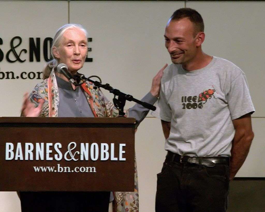 Goodall in 2009 with Lou Perrotti, who contributed to her book Hope for Animals and Their World