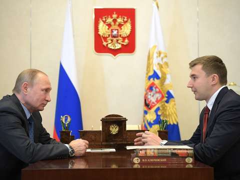 Karjakin (right) with Vladimir Putin in 2017