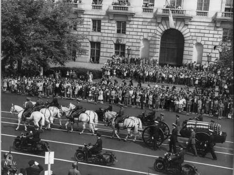 Roosevelt's funeral procession in Washington, D.C., watched by 300,000 spectators (April 14, 1945)