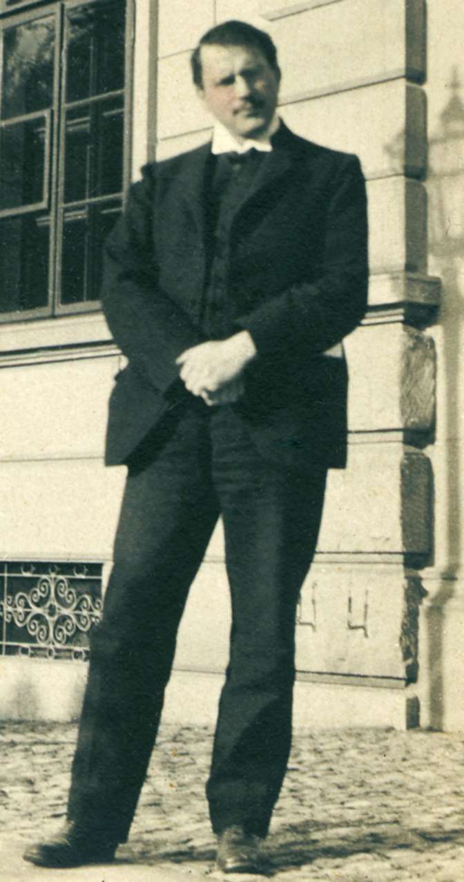 Jung outside Burghölzli in 1910