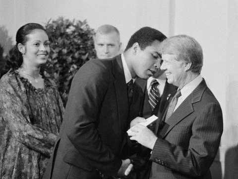  President Jimmy Carter greets Ali at a White House dinner, 1977