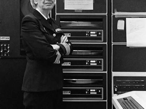 Hopper in a computer room in Washington, D.C., 1978, photographed by Lynn Gilbert