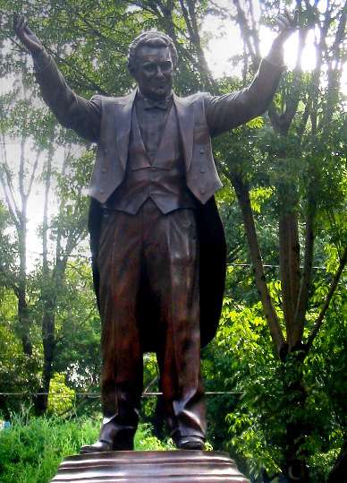 Statue of Domingo in Mexico City in recognition of his contributions to 1985 Mexico City earthquake victims and his artistic works
